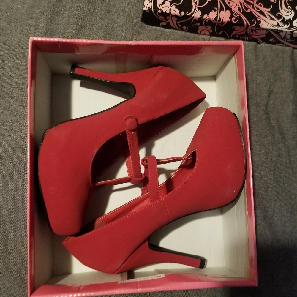 Red Heels - Picture 4 of 4